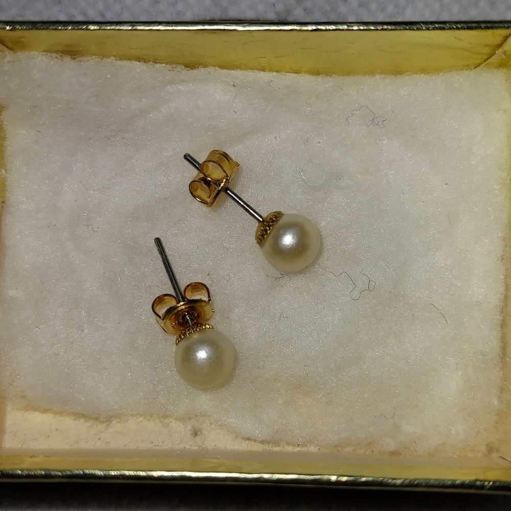 Elegant Gold and Fashion Pearl Stud Earrings
